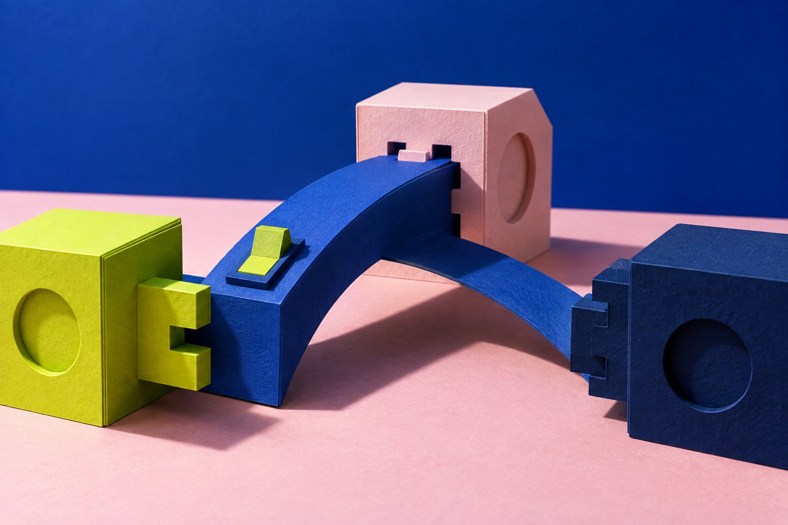 AI-illustratie van een kobaltblauwe papieren brug die gekleurde geometrische modules verbindt, als symbool voor softwarecompatibiliteit.
