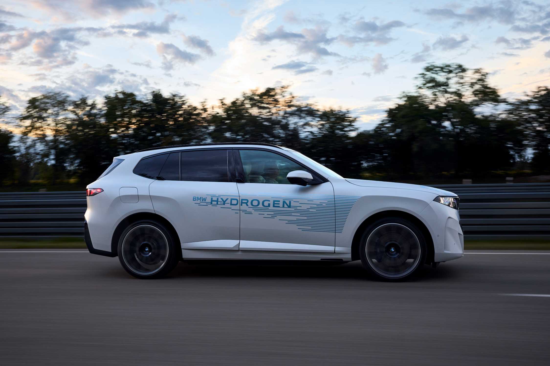 Wit BMW iX5 Hydrogen-prototype tijdens een test in Aschheim, gefotografeerd van opzij in september 2026.