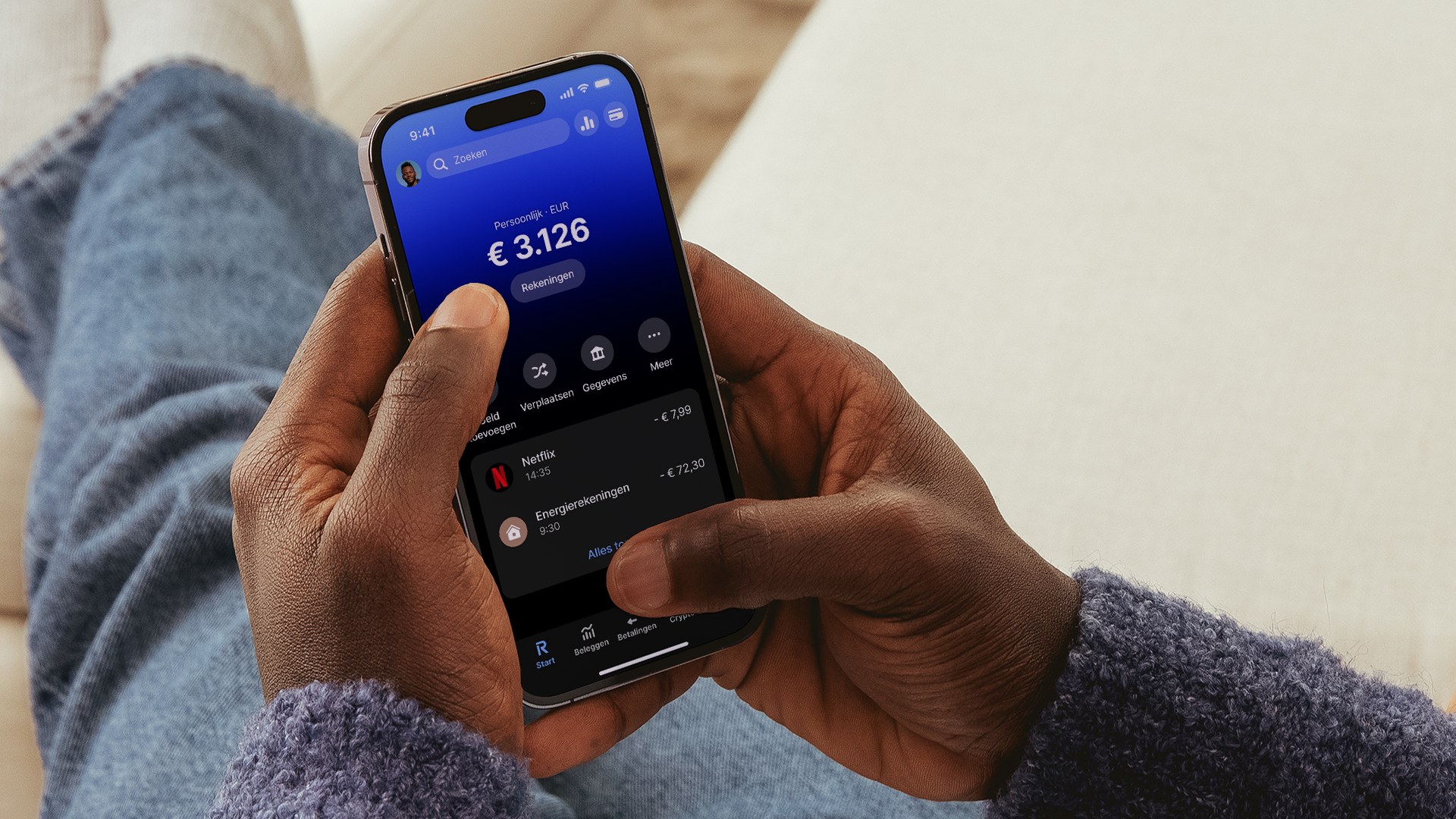 Archiefbeeld van Revolut: handen houden een telefoon met de Nederlandse bankapp vast.