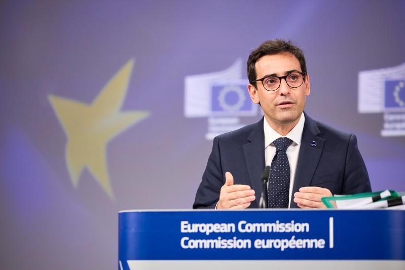 Persbeeld van de Europese Commissie: een spreker achter een lessenaar met het opschrift European Commission en een Europese ster op de achtergrond.