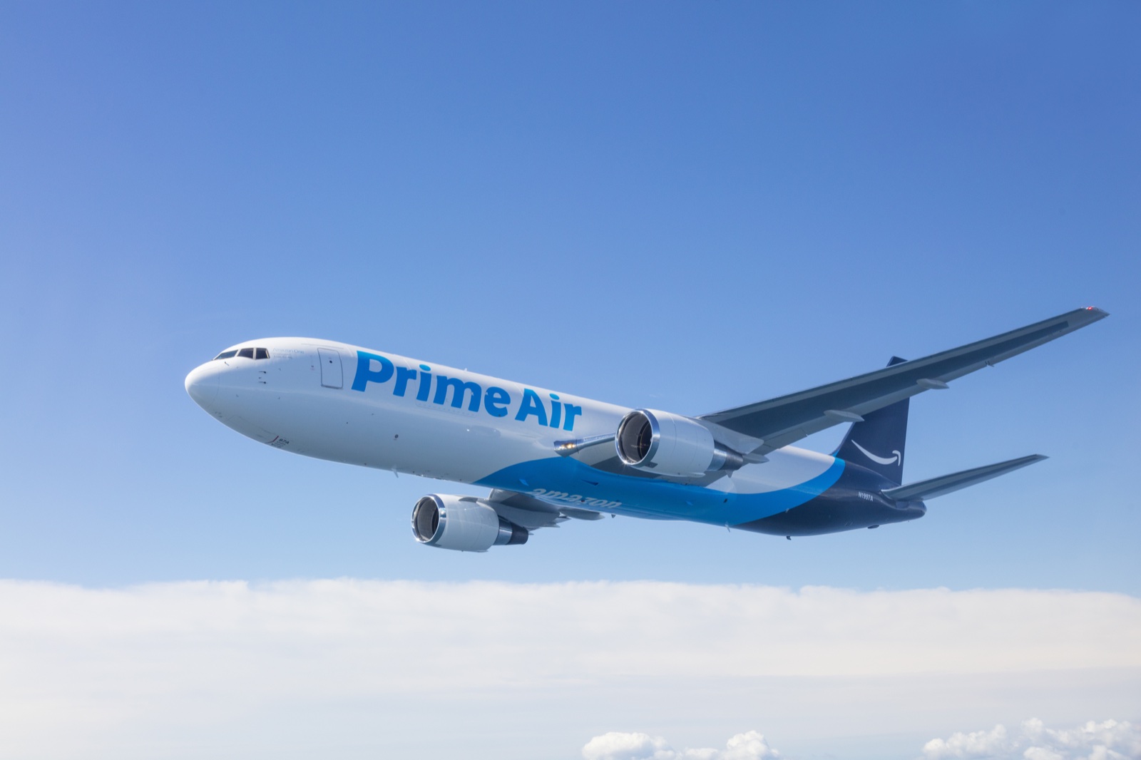 Archieffoto van een Prime Air-vrachtvliegtuig in de lucht, uit de persbibliotheek van Amazon.