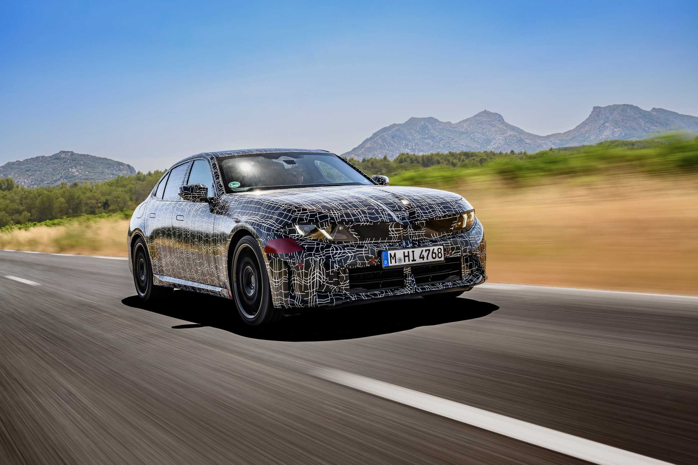 Gecamoufleerd prototype van de nieuwe BMW 3 Serie op een testbaan in Miramas.